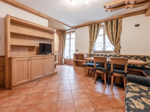 Authentic Apartment In Commezzadura With Garden