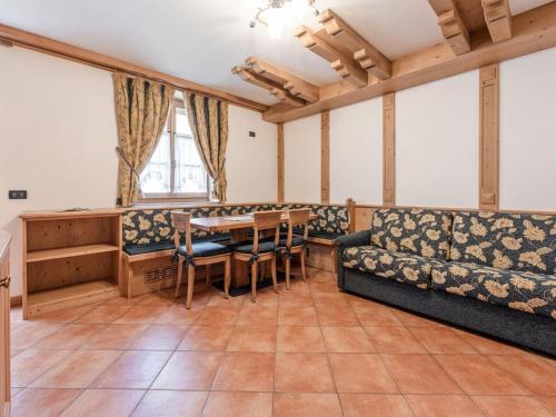Authentic Apartment In Commezzadura With Garden
