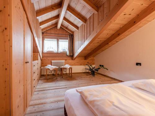 Charming Apartment In Commezzadura With Garden