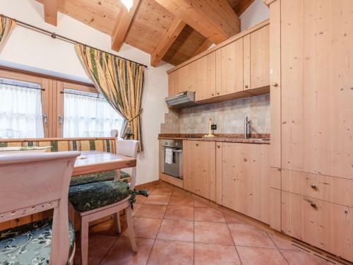 Charming Apartment In Commezzadura With Garden