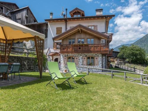 Charming Apartment In Commezzadura With Garden