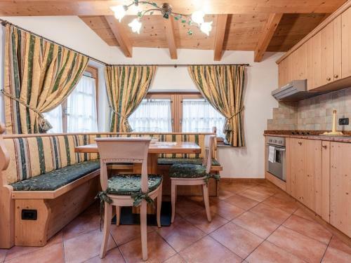 Charming Apartment In Commezzadura With Garden