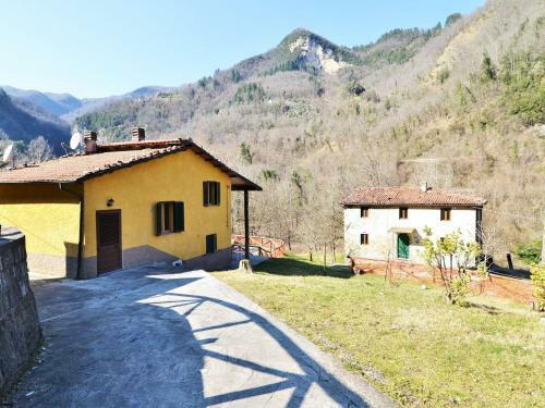 Pleasant Holiday Home In Gallicano With Garden