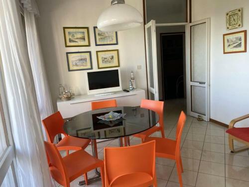 Apartment With Two Terraces Facing The Sea Next To The Beach