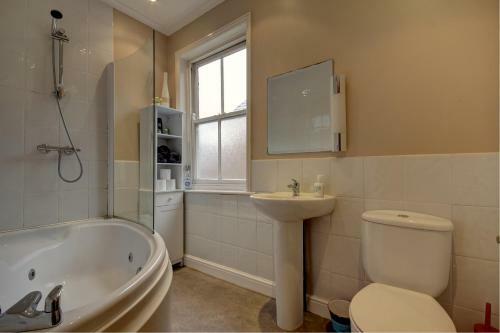 Merton House - Entire Modern City Centre Home