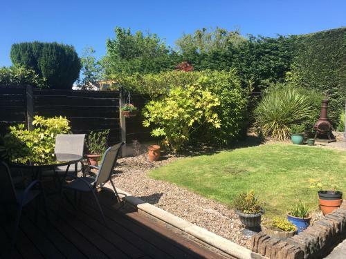 Spacious Bungalow/private Garden-sleeps Up To 6