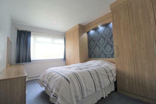 Spacious Bungalow/private Garden-sleeps Up To 6