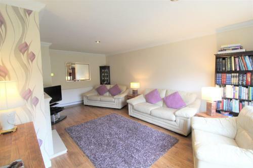 Spacious Bungalow/private Garden-sleeps Up To 6