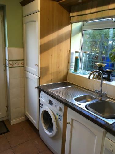 Spacious Bungalow/private Garden-sleeps Up To 6