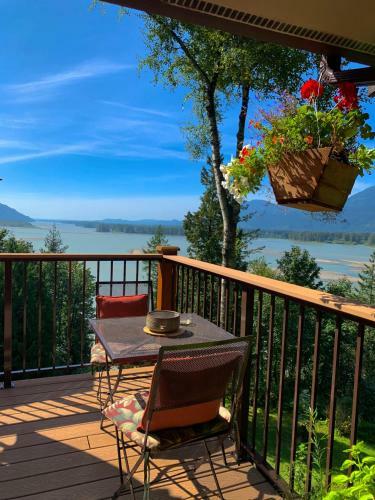 The Fraser River's Edge B&B Lodge