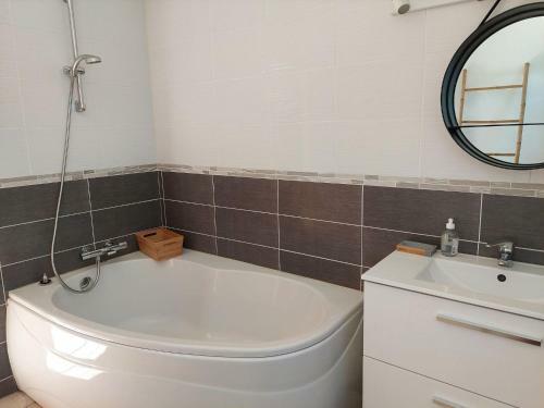 Holiday Home With Jacuzzi Close To The Beach