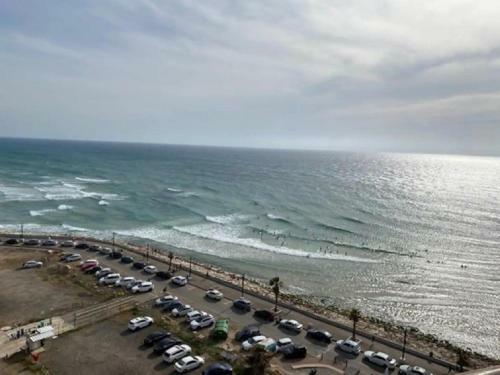 Apartamento Beautiful Beach Home + Sea View Balcony!