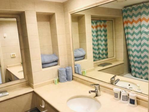 Apartamento Beautiful Beach Home + Sea View Balcony!
