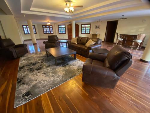 The Palms Villa Estate/ 32 Miles From Beach.