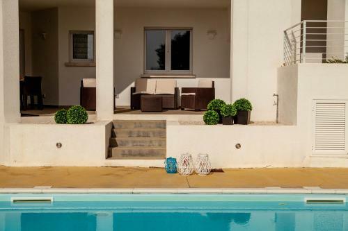 Caneis Apartments