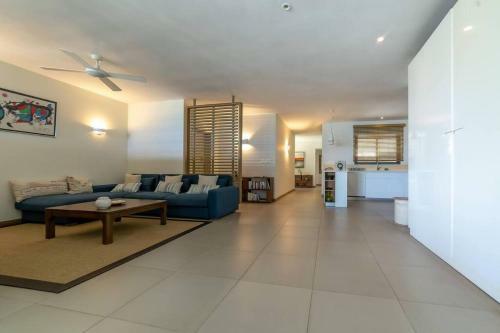 Amaranth Iii: 3 Bedroom Beachfront Apartment With Rooftop Pool