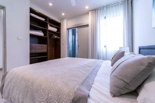 Amaranth Iii: 3 Bedroom Beachfront Apartment With Rooftop Pool