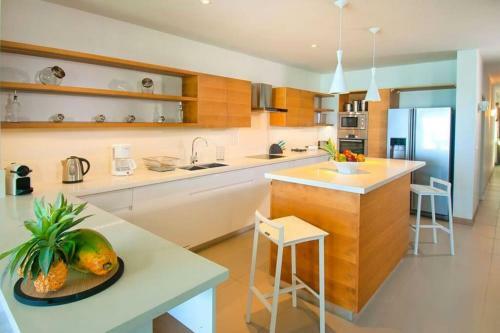Amaranth Ii: Three Bedroom Beach Apartment With Rooftop Pool