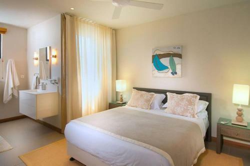 Amaranth Ii: Three Bedroom Beach Apartment With Rooftop Pool