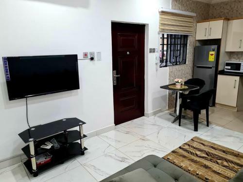 Beautiful 1bed Apartment In Adenta Wifi