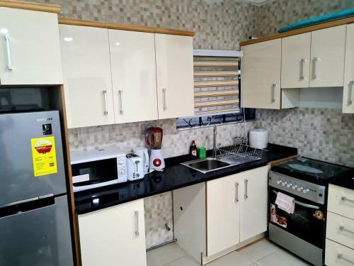 Beautiful 1bed Apartment In Adenta Wifi