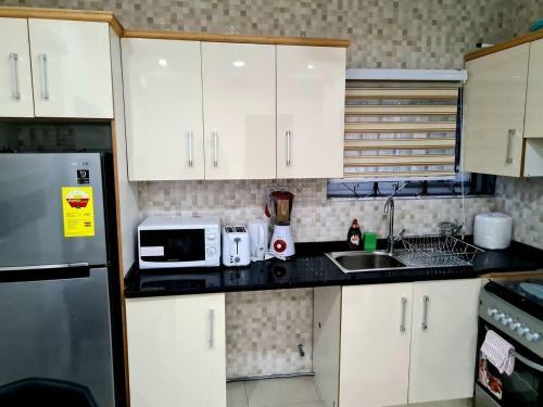 Beautiful 1bed Apartment In Adenta Wifi