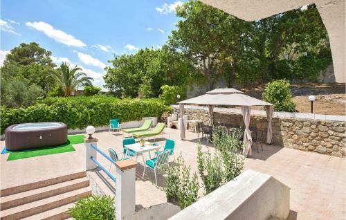 Nice Home In Staletti With Jacuzzi, Sauna And 4 Bedrooms