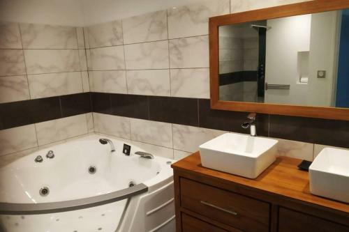Appartement F3 Dans Petit Complexe Tranquille
