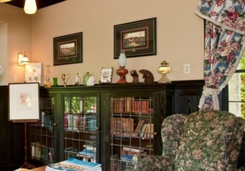Bacon Mansion Bed And Breakfast