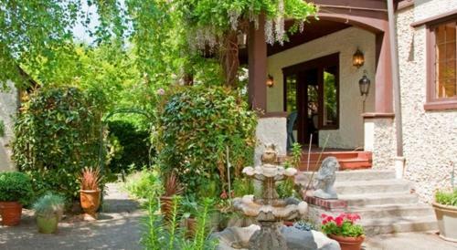 Bacon Mansion Bed And Breakfast