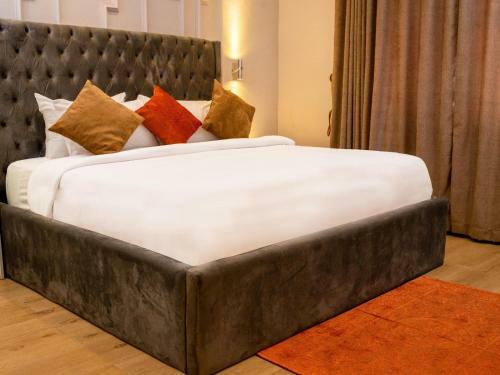 Broadfield Hotel Apo Residence