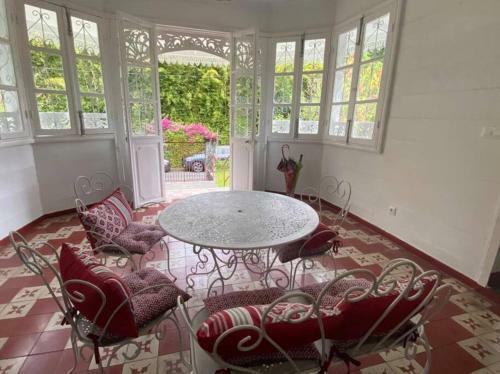 La Villa Blanche, Hell-bourg
