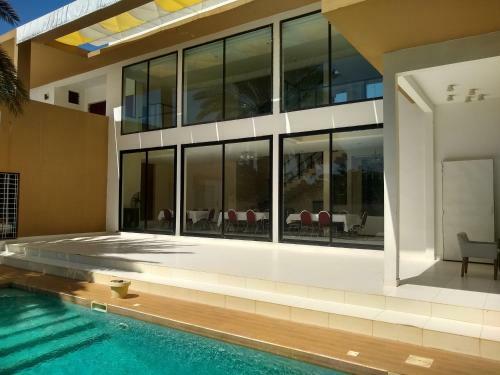 Villa Enti�re De 10 Chambres � 80m De La Plage