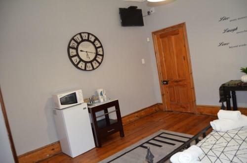 Hostal Sondela Bed & Breakfast