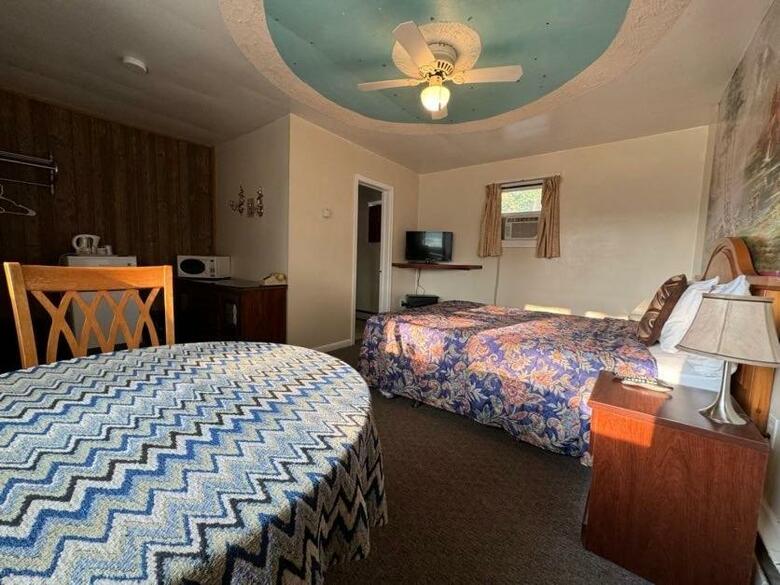 Holiday Motel