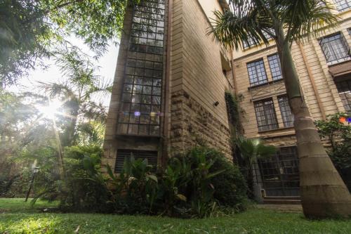 Peaceful, Spacious, Open-plan 2br Apartment Set In Large Mature Garden.