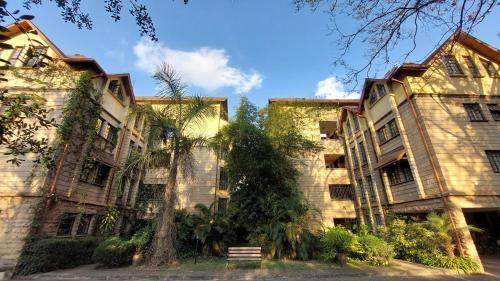 Peaceful, Spacious, Open-plan 2br Apartment Set In Large Mature Garden.
