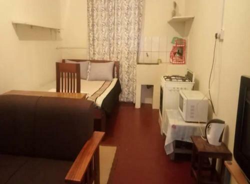 Hostal Quiet Comfortable Studio With Mature Garden View.