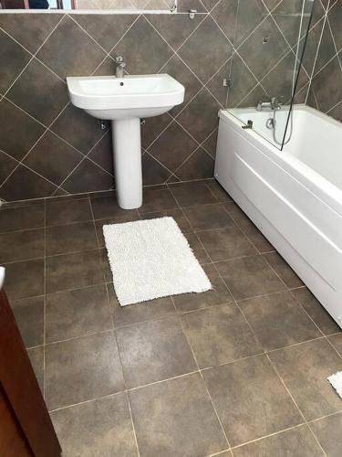 Beautiful Spacious 2 Bedroom 2nd Floor Apartment