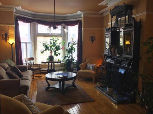 Bed & Breakfast At Wit's Inn