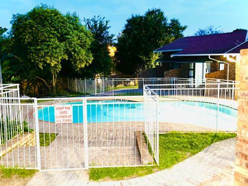 Hostal C&c Hotel Vibes Randpark Ridge Jhb 14 Units Available