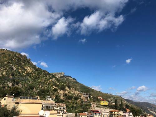 Taormina Center Apartment With Sea View