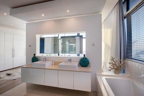 Dolphin Coast Yolo Spaces - Beach House Villa