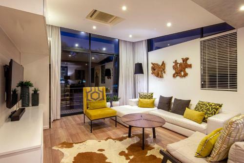 Dolphin Coast Yolo Spaces - Beach House Villa