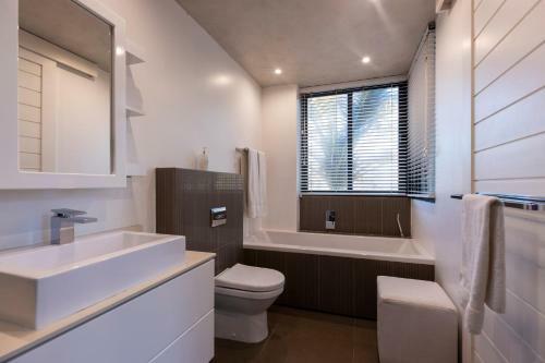 Dolphin Coast Yolo Spaces - Beach House Villa