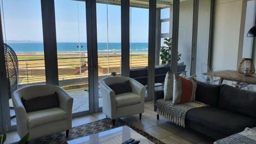 Accommodation Front - Gorgeous 4 Sleeper Beachfront Apartment
