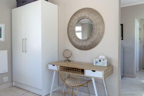 Cosy And Classy Sea Point Apartment
