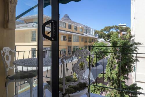Cosy And Classy Sea Point Apartment