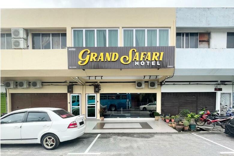 Oyo 90369 Grand Safari Hotel