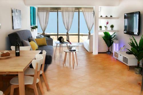 Modern Apartment With Lake View